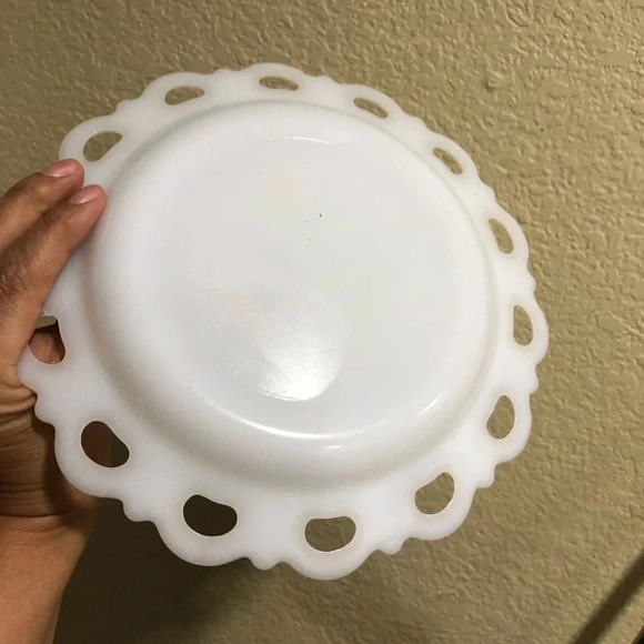 Vintage White Milk Glass Anchor Hocking Round Lace Edge dish decorative vintage - Picture 2 of 4